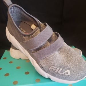 Fila Gray Sneakers size 4 Youth   FF25